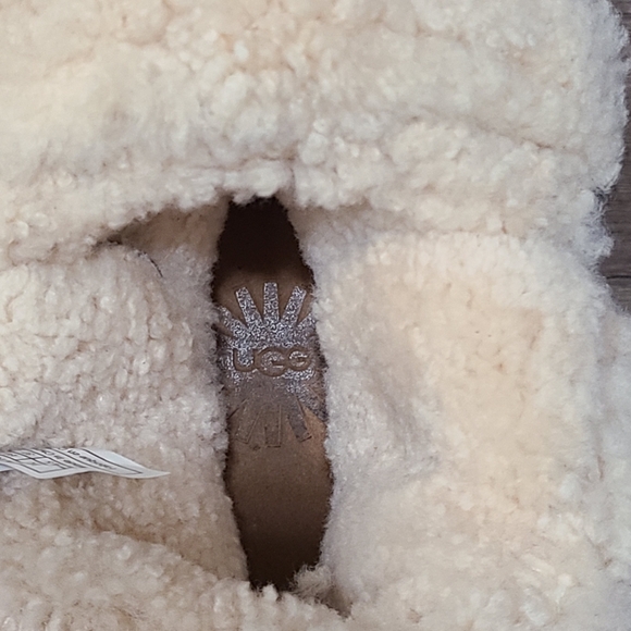 UGG Australia Caspia Women Boots Size 6 - Picture 6 of 11